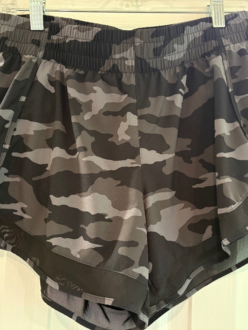 Athleta Mesh Racer Run Mid Rise 4" Shorts Size Small Camo EUC